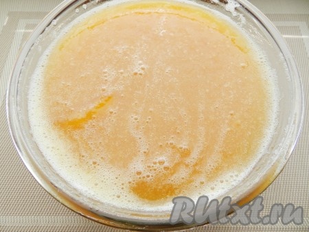 Чтобы получить густой персиковый джем, сваренную массу пюрировать блендером, перелить обратно в контейнер хлебопечки и включить режим "Варенье" еще раз. Такой же джем можно сварить обычным образом на плите. Довести фрукты с сахаром до кипения на небольшом огне, варить около 30 минут, постоянно помешивая и снимая пену. Затем пюрировать и варить пюре еще 30 минут на медленном огне при постоянном помешивании.