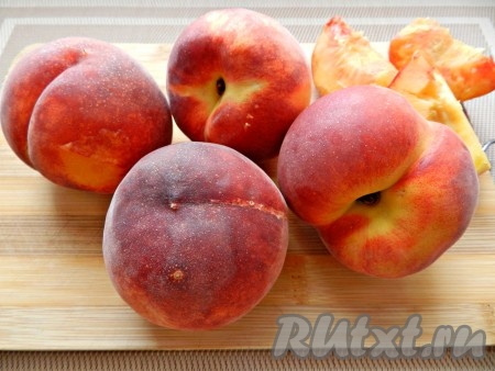 Персики вымыть и обсушить.