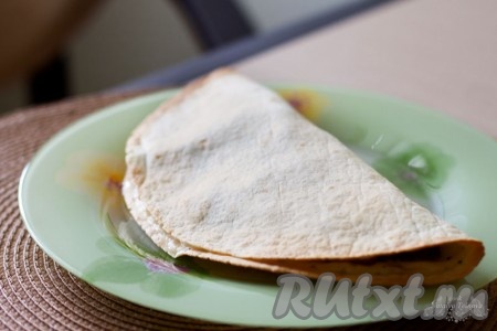 Готовьте при 180 градусах. Потребуется совсем немного времени, прежде чем тортилья зазолотится.