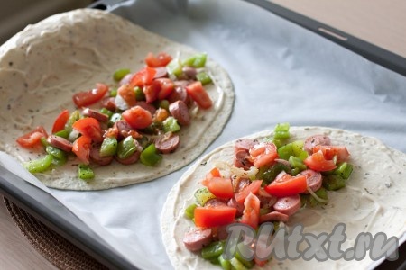 Нарежьте помидор кубиками или как вам больше нравится и положите поверх начинки. Если используете сыр, натрите его на крупной терке и посыпьте начинку, это и будет завершающим этапом в подготовке будущей тортильи.