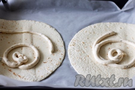 Итак, нанесите соус на лепешки и распределите его по всей поверхности ложкой.