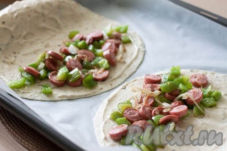 На одну половину смазанных лепешек выложите начинку.
