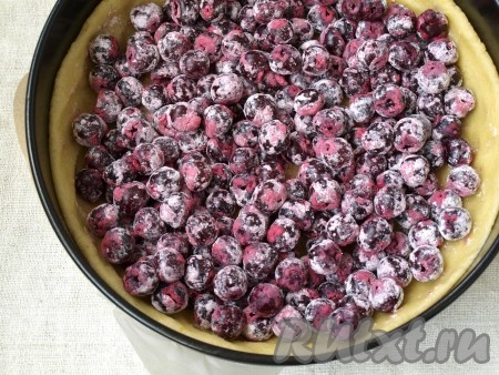 Вишню освободить от косточек и слить весь образовавшийся сок. Пересыпать вишню крахмалом и высыпать в форму на тесто. Равномерно распределить по дну.