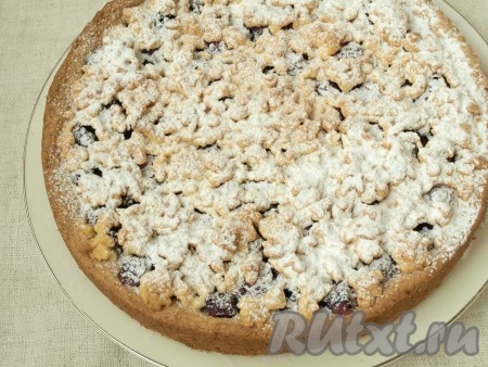 Разогреть духовку до 180 градусов и выпекать пирог 45 минут. Верх должен зарумяниться. Пирог следует полностью остудить и затем посыпать сахарной пудрой.