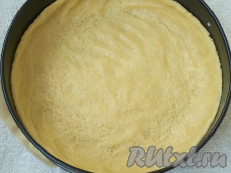 Подготовить форму: у меня 24 см. Следует застелить дно формы пекарской бумагой и выложить оставшееся тесто, формируя бортики около 2 см в высоту.