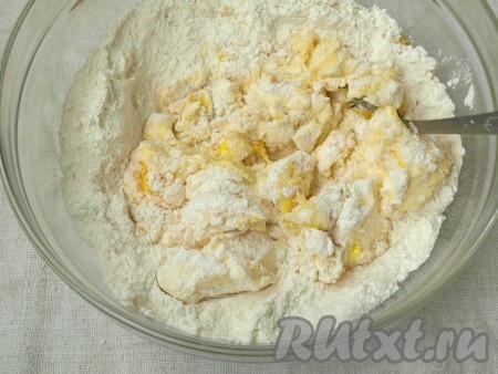 В миску просеять муку вместе с разрыхлителем, всыпать сахар. Перемешать, добавить яйцо, сметану и мягкое сливочное масло.