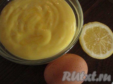 Теперь последний штрих. Добавляем в соус лимонный сок и снова хорошо взбиваем. Майонез становится жиже и светлеет.
Домашний майонез на желтках с лимонным соком готов!&nbsp;