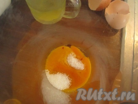 Желтки отделить от белков. Добавить в ёмкость с желтками соль и сахар.