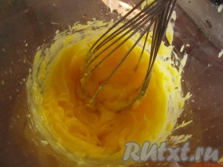 Теперь главный секрет майонеза - масло надо добавлять к желткам буквально по капле, особенно в начале, каждый раз хорошо взбивая желтковую массу. Можно использовать для этого чайную ложку, наливая по половине ложечки. Постепенно количество вливаемого за один раз масла можно увеличивать, и в конце уже наливать тонкой струйкой. Я постепенно наловчилась капать масло понемногу прямо из бутылки, это сильно упрощает задачу. На этом этапе получается довольно густая и слегка прозрачная масса.
