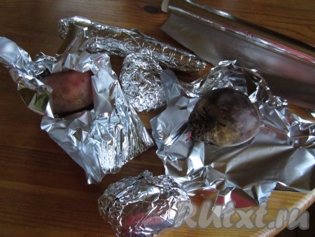 Заворачиваем каждый овощ по отдельности в фольгу. Запекаем при температуре 180 градусов около часа.
