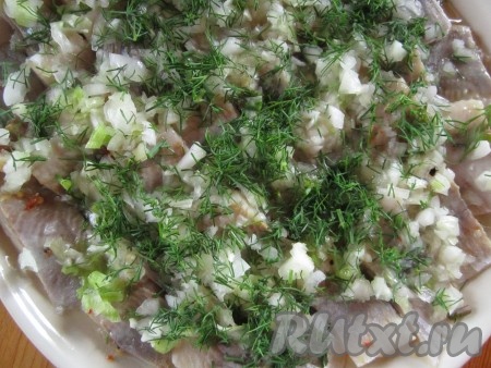 Сверху распределяем измельчённый лук. При желании можно присыпать слой зеленью.
