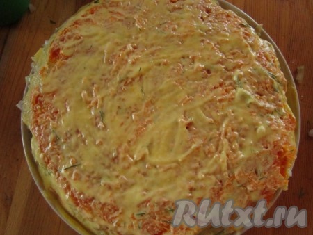 Дальше идёт слой натёртой моркови. Утрамбовываем слой ложкой или широким ножом и снова промазываем майонезом. Слой можно также присыпать зеленью и немного посолить.