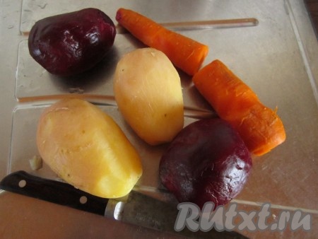 Готовые овощи остужаем и очищаем от кожицы.
