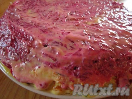 Обильно обмазываем "шубу" майонезом со всех сторон.
