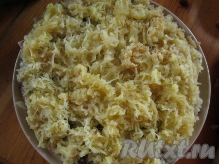 Следующим слоем выкладываем натёртый картофель. Слой промазываем майонезом. Можно слегка присолить картошку.
