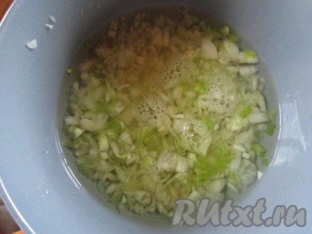 Лук очистить и порезать очень мелко. При желании нарезанный лук можно ошпарить для смягчения вкуса.