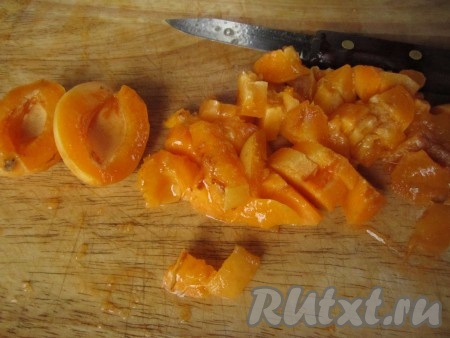 Абрикосы помойте, удалите косточки. Нарежьте небольшими кусочками.
