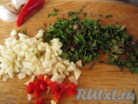 Тем временем измельчите зелень, чеснок и чили.