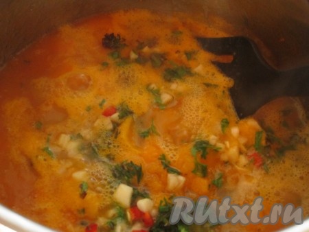 Добавьте измельчённые приправы в кипящий соус и варите ещё минут 10-15. Можно по желанию в конце пюрировать соус в блендере.
