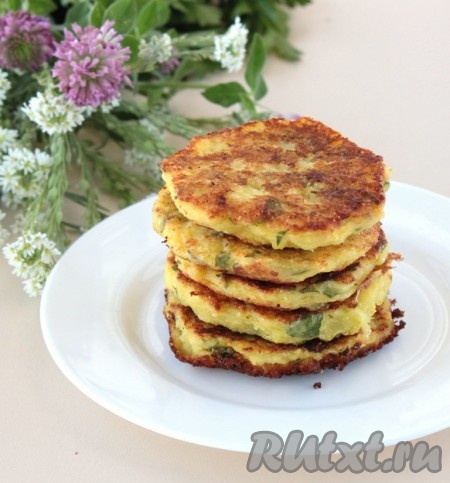 Оладушки из кабачков и творога хороши и вкусны как в горячем, так и в холодном виде.
