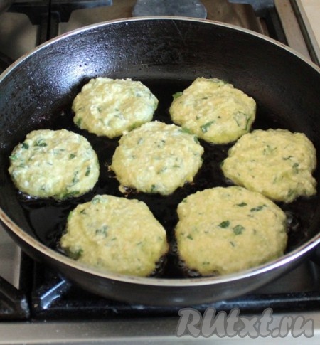 На сковороду налить немного растительного масла, хорошо разогреть и ложкой выкладывать овощную массу.