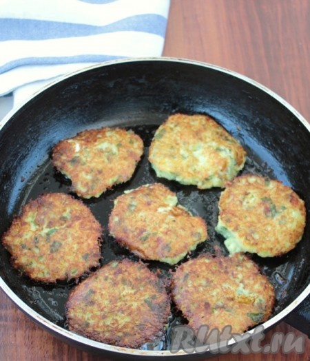 Обжаривать оладьи из кабачков и творога с двух сторон до румяной корочки, по 1-2 минуте. Готовые оладьи выкладывать на бумажное полотенце, чтобы избавиться от лишнего жира.
