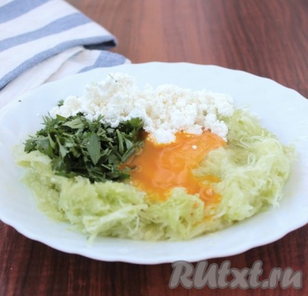  К натертым кабачкам добавить творог, яйцо, манку и нарезанную зелень. Посолить, поперчить, хорошо всё перемешать.