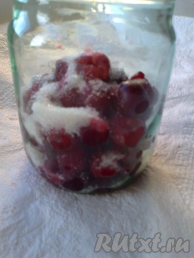 Банки помыть, простерилизовать, удобно это делать в микроволновке: наливаем на дно банки воду высотой 1 см и включаем на 2-3 минуты на максимальную мощность или любым другим способом.  Крышки провариваем в кипятке 5 минут.

Горячую стерилизованную банку на половину наполнить вишней. Добавить 1 столовую ложку сахара.