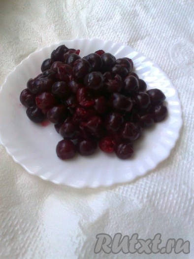 Вишню вымыть и удалить из ягод косточки.
