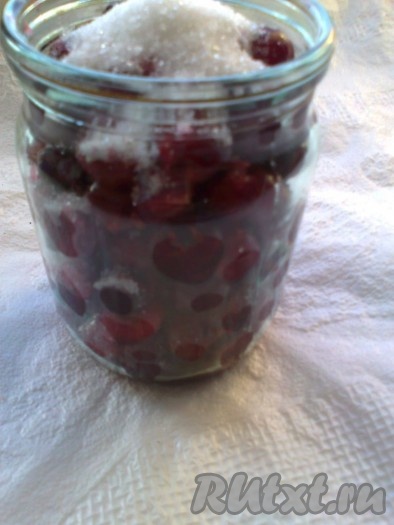 Затем полностью наполнить банку вишней и добавить еще 1 столовую ложку сахара.
