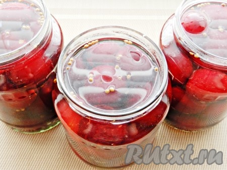 Приготовить маринад. Для этого вскипятить воду, высыпать сахар и размешать до полного растворения. Влить уксус и довести до кипения. 