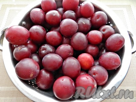 Сливу хорошо вымыть, удалить веточки.