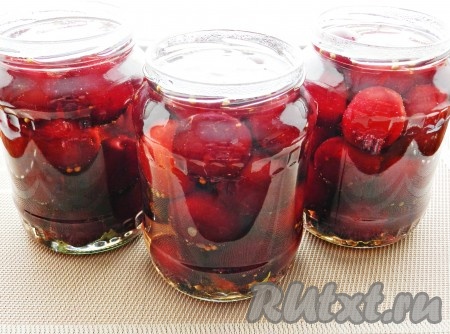 Горячим маринадом заполнить банки со сливами.