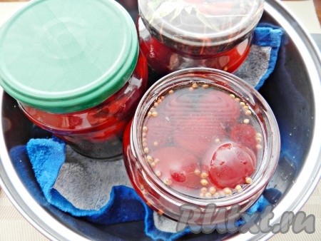 Банки прикрыть крышками, не закручивая. Поставить в широкую кастрюлю, предварительно застелив дно салфеткой, залить горячей водой и поставить на огонь. Довести воду до кипения и стерилизовать банки с маринованными сливами в течение 15 минут. Затем вынуть банки из воды, крышки закрутить. Перевернуть банки на сухое полотенце, накрыть одеялом и оставить в таком виде до полного остывания.