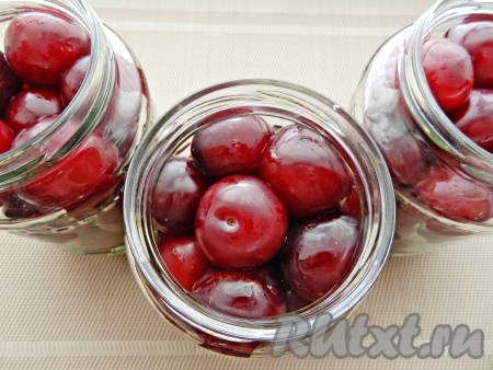 Разложить по банкам сливы.