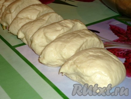 Подошедшее тесто обмять&nbsp;и разделить на небольшие кусочки.
