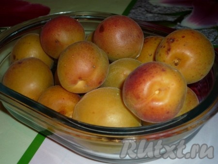 и абрикос помыть и удалить косточки, выложить на дуршлаг чтобы сбежала лишняя жидкость.
