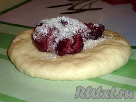 Каждый кусочек раскатать в лепёшку на которую выложить начинку и 1 чайную ложку сахара.
