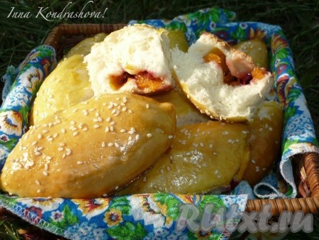 Пирожки с вишней и абрикосом 