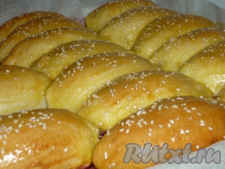 и выпекать в разогретой духовке при температуре 180 градусов до золотистого цвета, смазать яйцом, посыпать кунжутом и выпекать до румяности.
