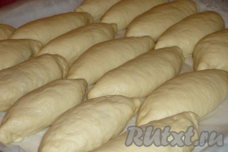 Уложить пирожки на противень, швом вниз, дать постоять минут 10
