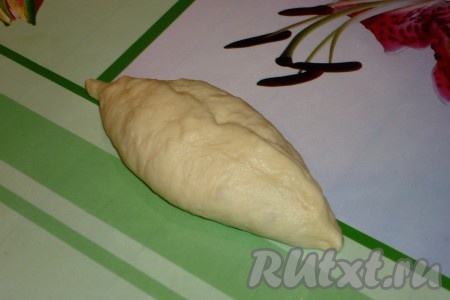 Края хорошо защипнуть, иначе весь сок из ягод вытечет.
