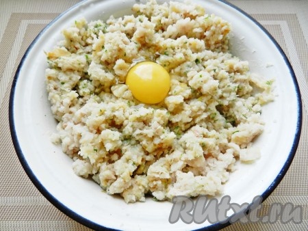 Рыбное филе пропустить через мясорубку вместе с картофелем, жареным луком и зеленью. Добавить пропущенный через пресс чеснок. Вбить яйцо и вымесить фарш. Посолить и поперчить по вкусу.