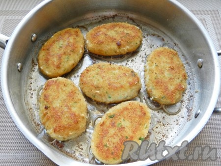 Обжарить котлеты на разогретом растительном масле с обеих сторон до золотистой корочки. 