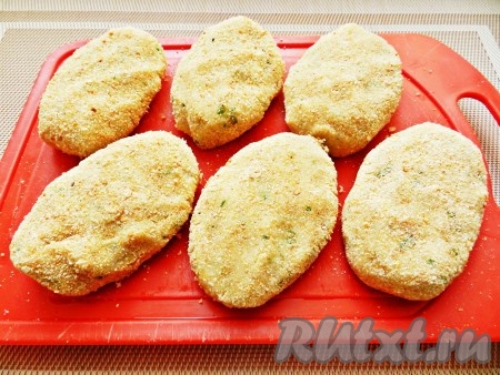 Из фарша сформовать котлеты и обвалять их в панировочных сухарях. Убрать котлеты в холодильник на 30 минут.