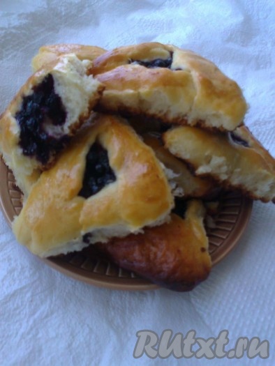 Накрываем полотенцем и даем остыть. Пирожки с черникой из теста "Попутчица" получились воздушными, нежными. На утро пирожки тоже&nbsp; остаются мягкими, не черствыми.
