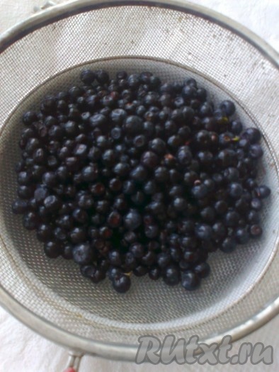 В это время&nbsp; займемся начинкой. Пирожки будем делать с черникой. Хотя для этого теста подойдет любая начинка, и сладкая и не сладкая. Чернику вымыть, откинуть на сито, дать стечь воде.
