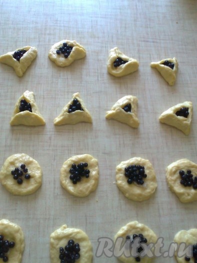 В центр каждой лепешки выкладываем 1/2 чайной ложки сахара, 1 чайную ложку&nbsp; черники. Скрепляем края (у меня в виде треугольника).
