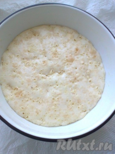 Рецепт теста "Попутчица" для вкусных пирожков:

Готовим опару. Для этого надо смешать теплое молоко, дрожжи, сахар, 6 столовых ложек муки, накрыть полотенцем и оставить на 30 минут в теплом месте (можно поставить сверху на кастрюле с горячей водой). Через полчаса на поверхности опары начнут появляться пузырьки, это значит, что она готова.