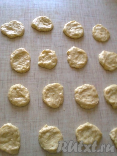 Разминаем рукой каждый шарик в лепешку.
